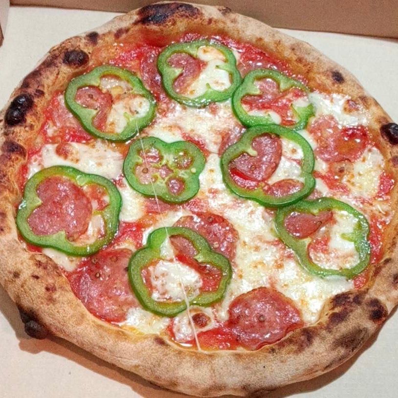Pizza Salame e Peperoni verdi